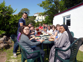 Gemeinsames Essen in der Sprachschule